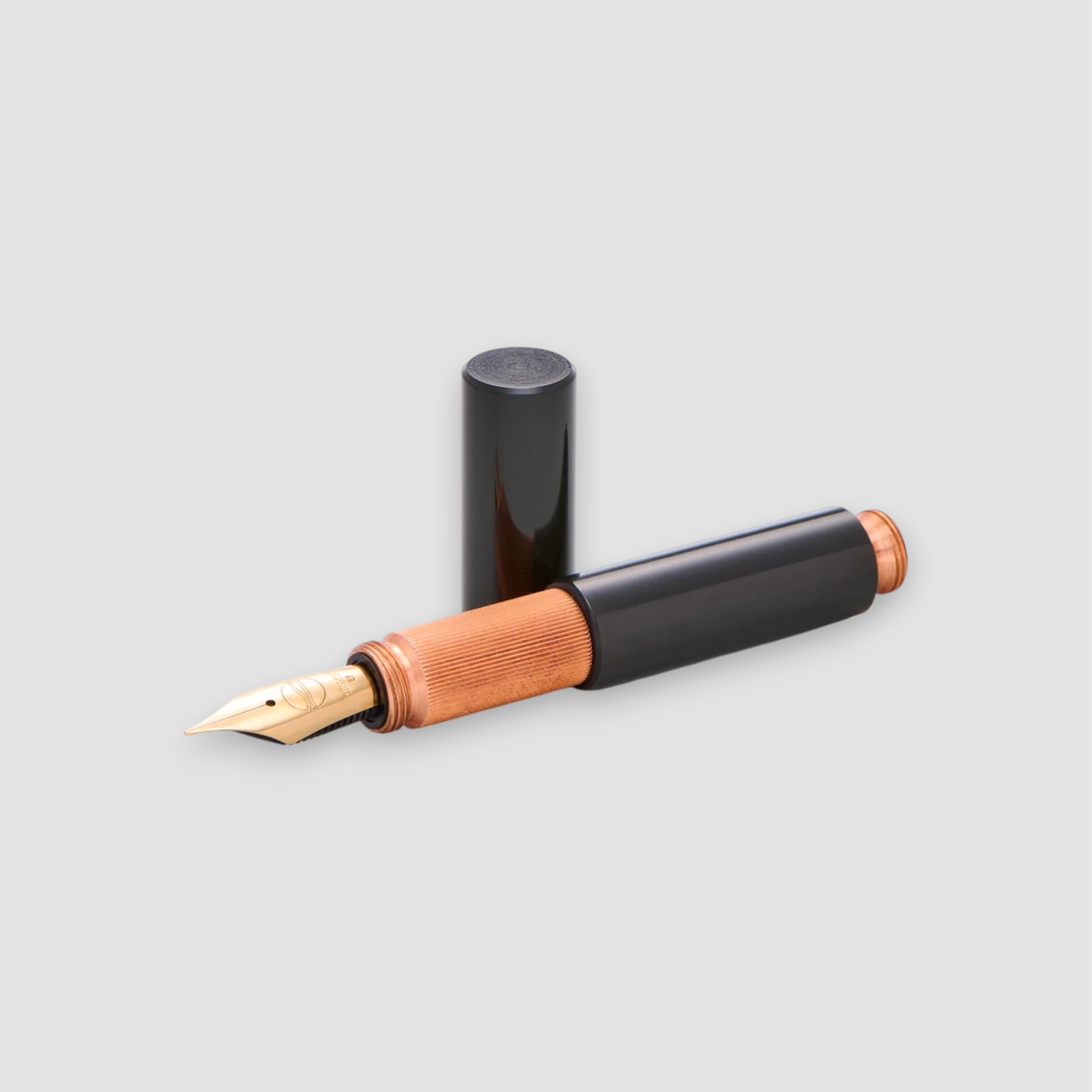 Elbwood POCKETMASTER, Ebonit _1920 Black_ & Kupfer, THE NINE 2026, Taschenfüllfederhalter