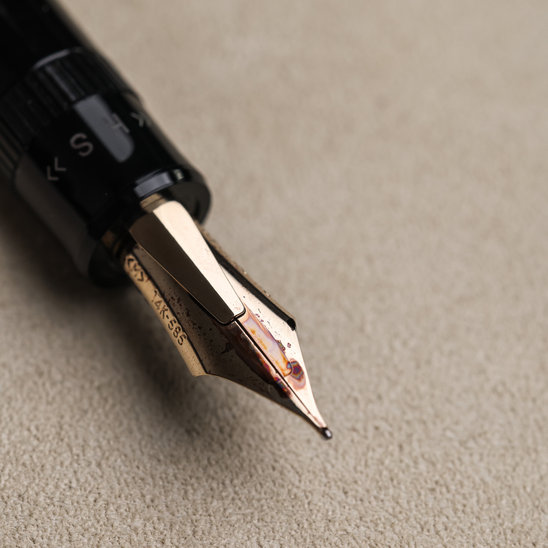 Macro photograph of the gold Pilot Justus 95 nib and its adjustment mechanism