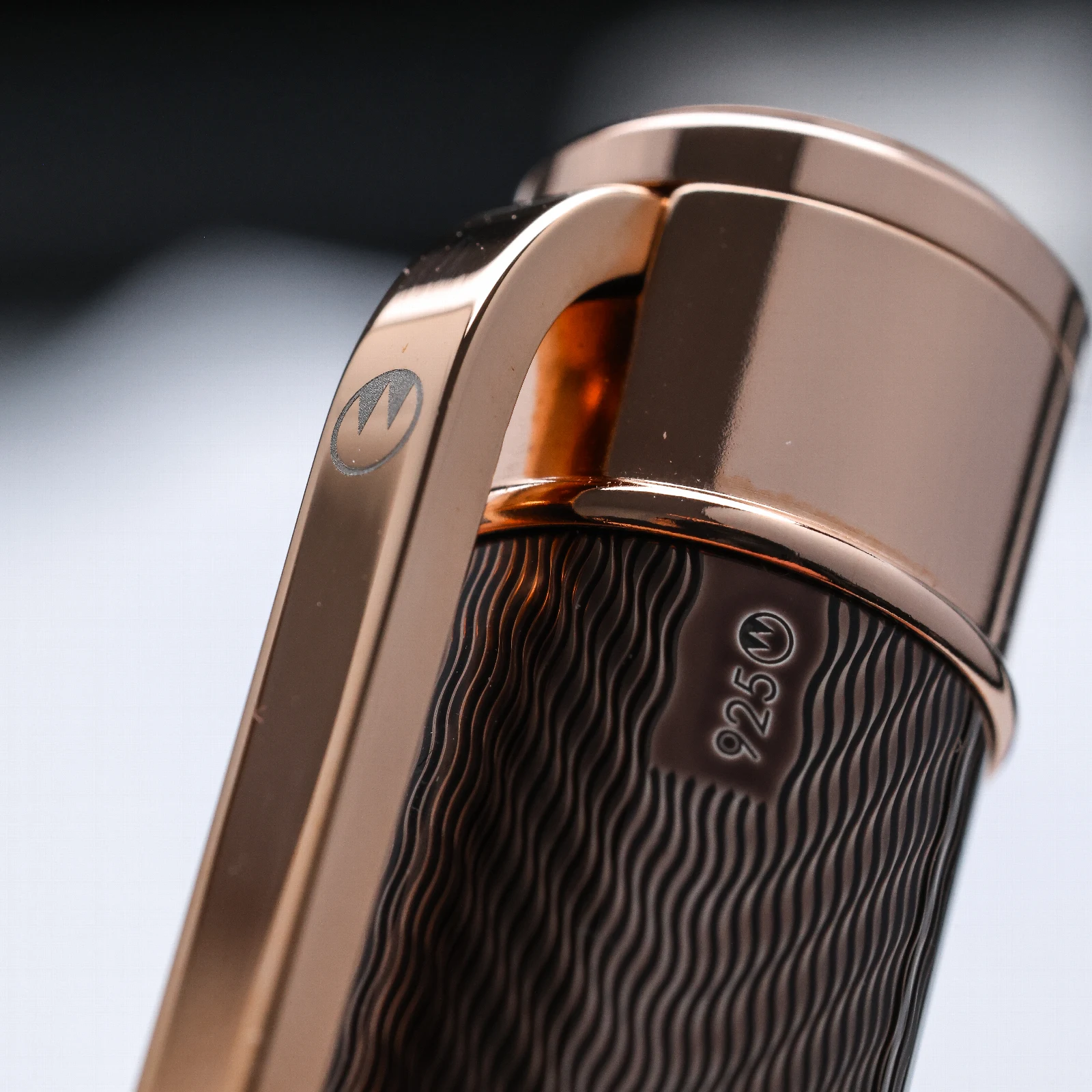 Close-up of the rose gold cap top, Waldmann logo and brown wave pattern