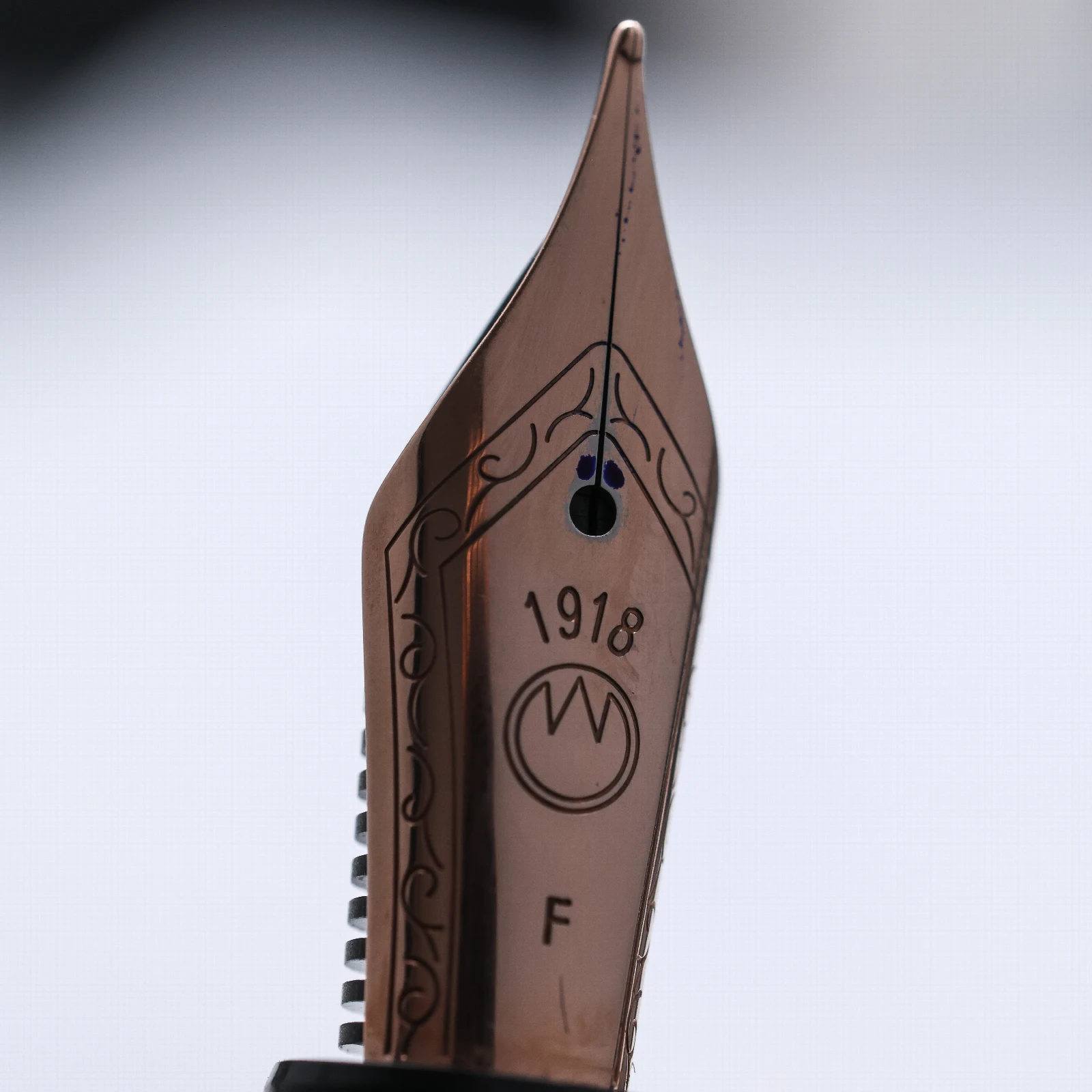 Close-up of the Waldmann Commander 25 nib with its F marking