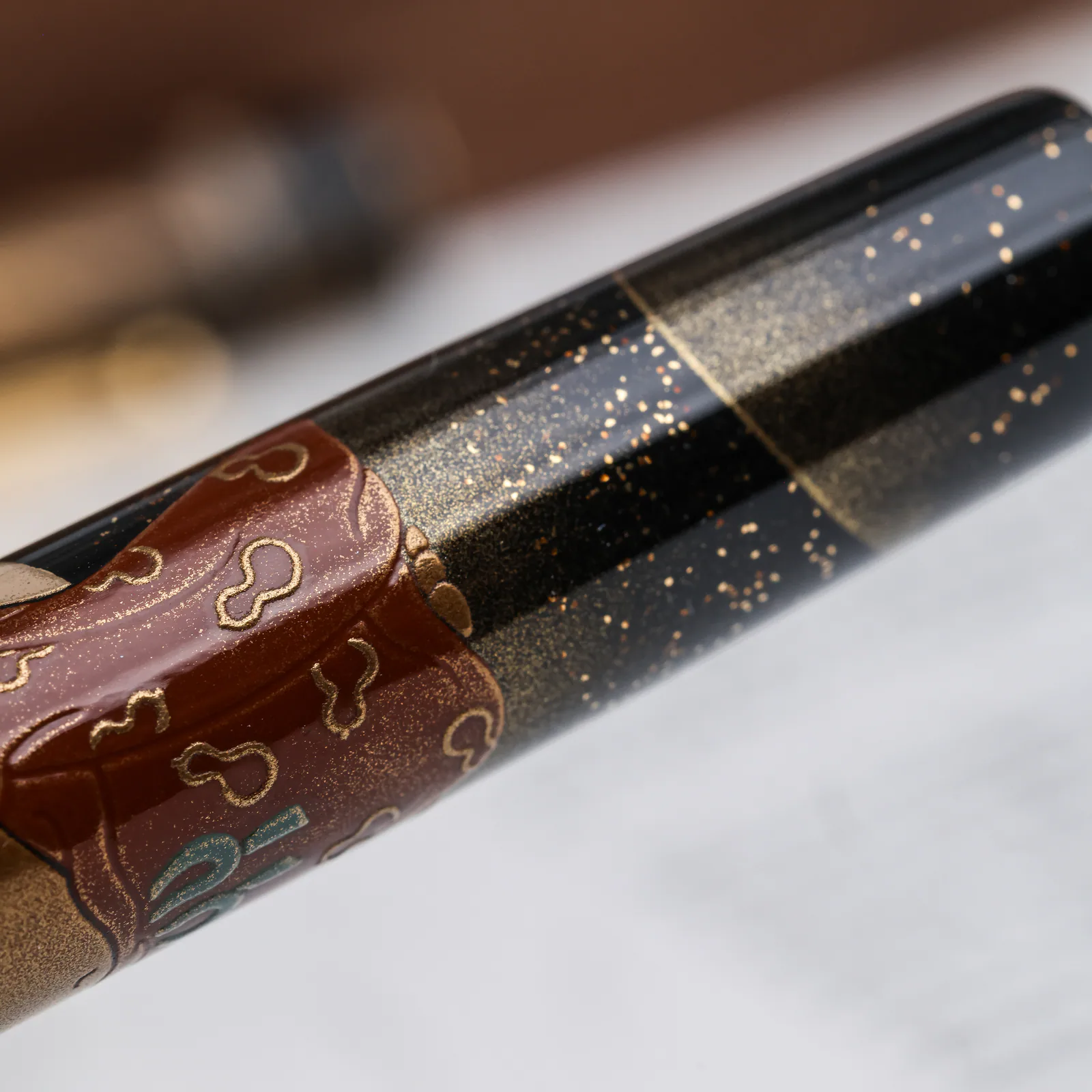 Togidashi taka-maki-e gold dust and robe detail on the Hotei-son fountain pen